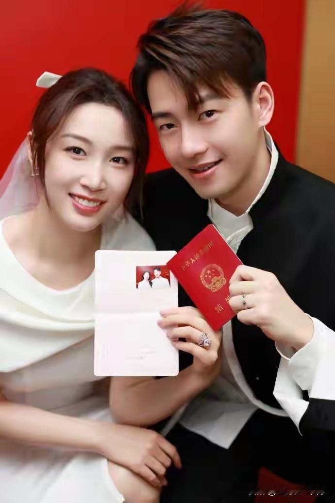 钱天一、王昶领证结婚，两人恋爱时间不到两年，结婚戒指用的是DR，两人还共同签订了