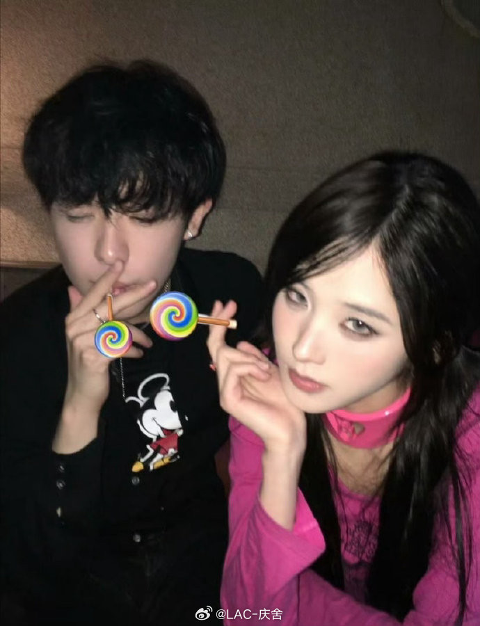 井川里予晒吸烟照一度以为哪个明星公共场合抽烟被偷拍万万没想到是自拍照片被吐槽