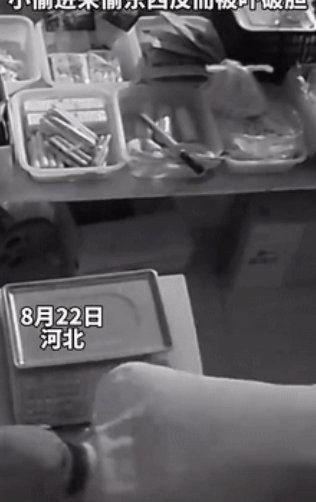 “笑岔气了！”河北一女子晚上看店，不小心坐在躺椅上睡着了，突然她听到一阵声响，睁