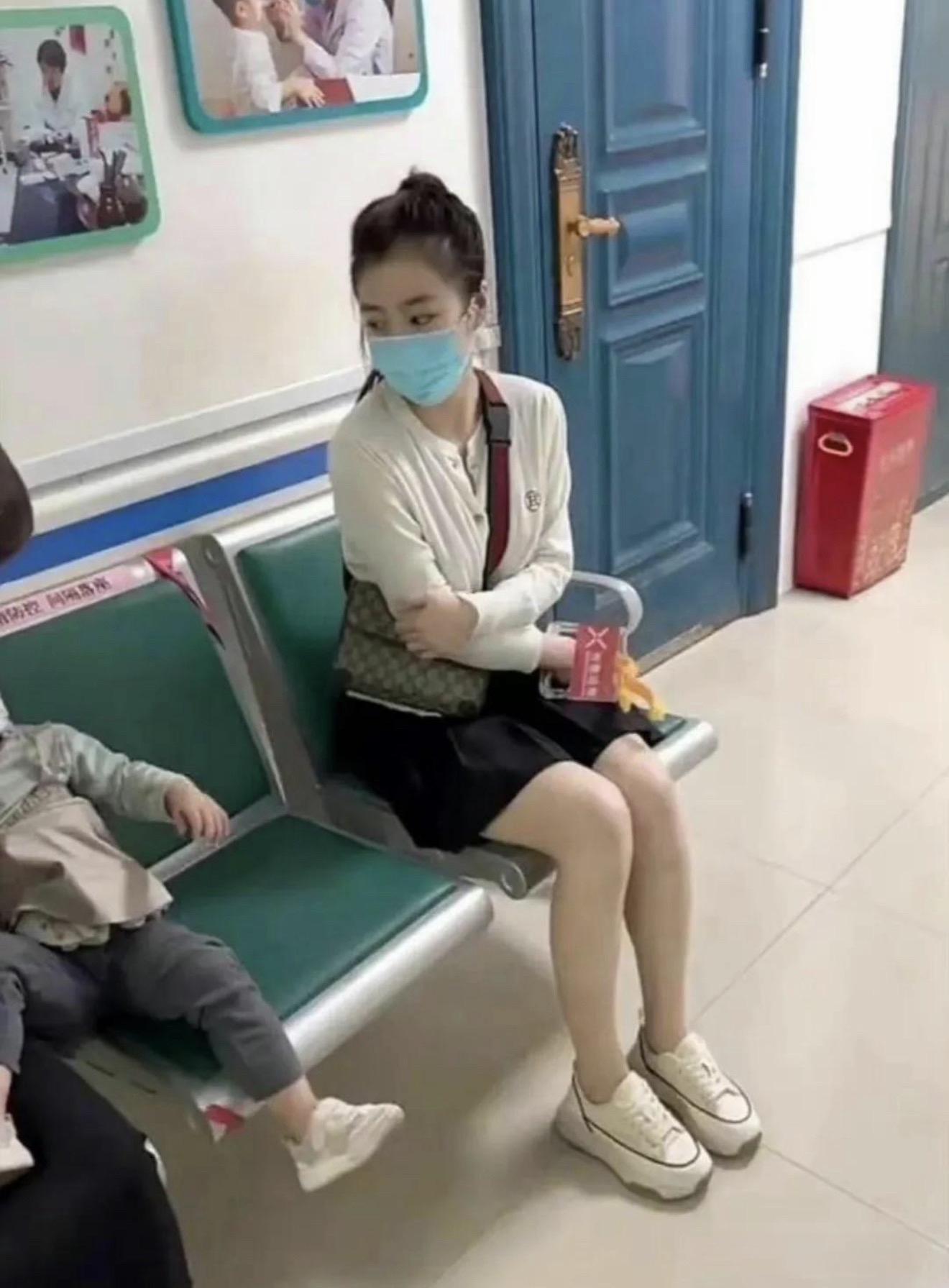 就想知道这手是怎么进去的？