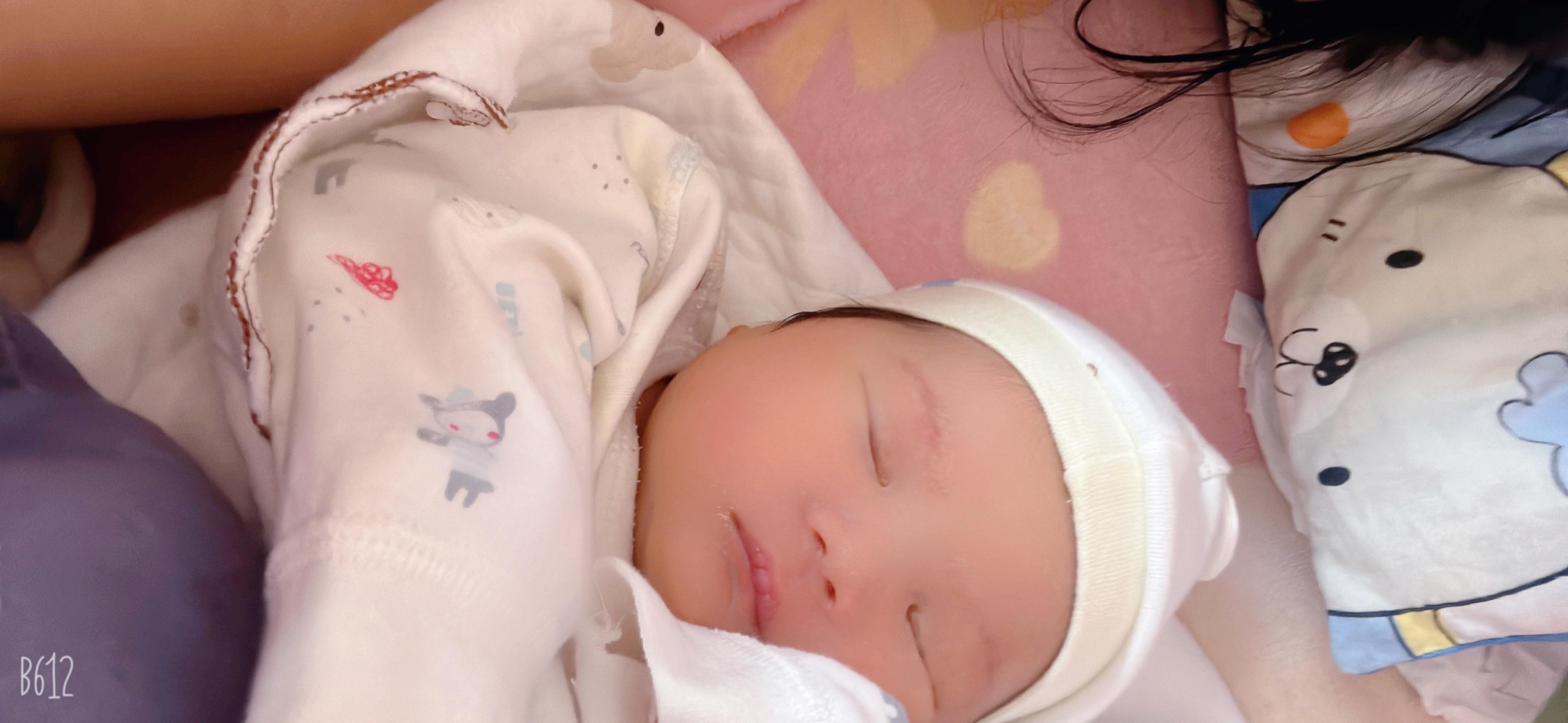 这是我用九个月的肚子，一个小时的剖腹，麻醉过后的宫缩，忍住了下床的疼痛...