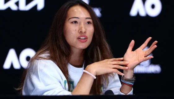 郑钦文以头号种子身份出征WTA500伦敦赛，享受首轮轮空待遇。她女单第二轮首秀的