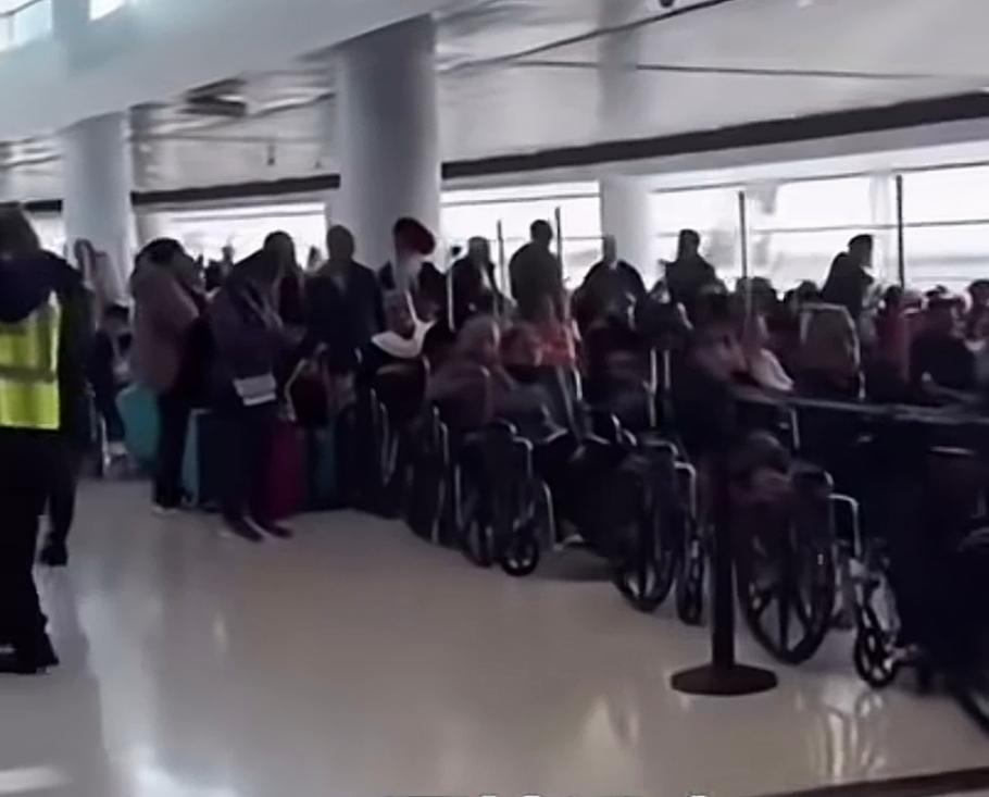 机场实况：印度人民在机场人手一个轮椅，整齐排着队伍，场面超级震撼！你肯定忍不