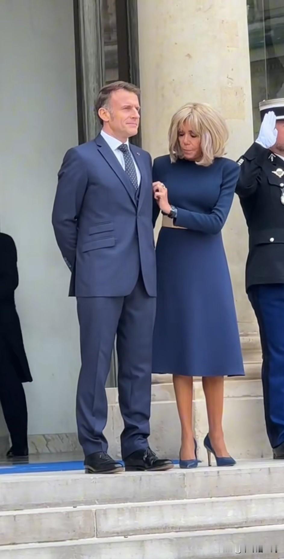 看到这个画面，你怎么想？这样的老妻少夫，和和美美的，而且少夫是总统，估计前不见古