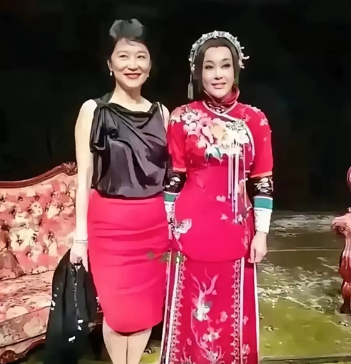 刘老太太身边这位美女是谁？两个人站在一起，不是一个档次，你认出是谁了吗？