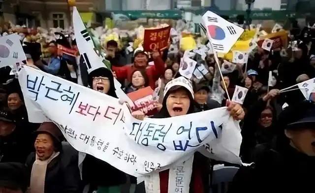 【韩国的癫狂要把自己和世界带入灾难】最近韩国搞了个大动作，宣布要砸800万亿