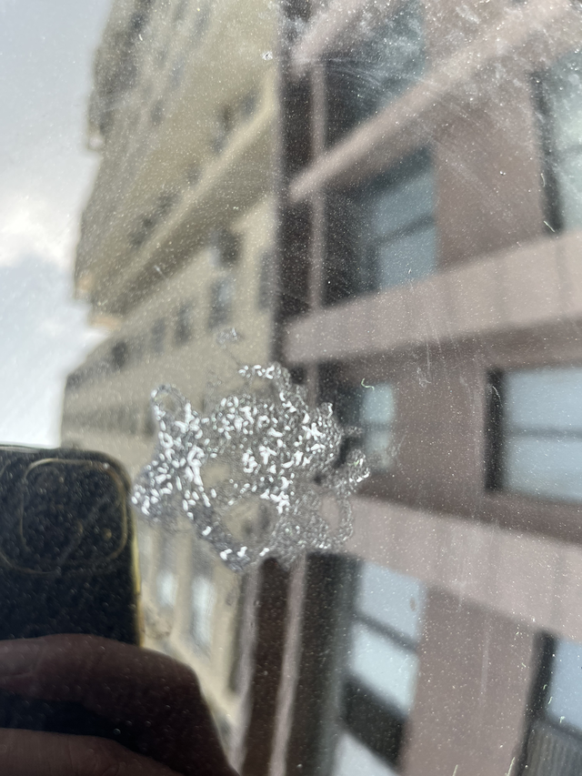 别克车漆烂到家了投诉无门买车后不到两个月，形势1200公里，车顶开始龟裂掉漆，