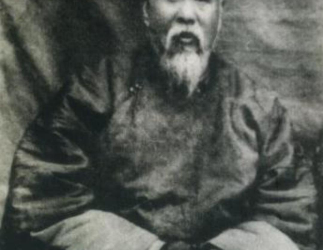 1898年6月15日，凌晨，北京城还笼罩在黎明前的黑暗里。一个六十多岁的老人，跪