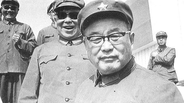 1972年，北京军区司令李德生少将接受命令，前去解救一位老战友，赶到一处幽暗的地