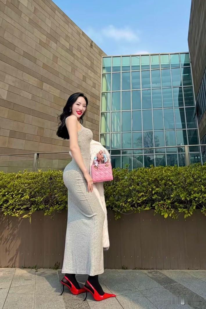 都市女郎穿搭指南：优雅与时尚的完美结合