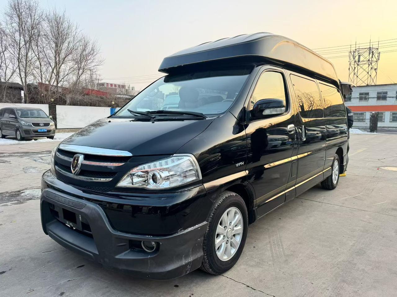 准新的金杯阁瑞斯商务车当年落地五十万现在1折多就能拥有全都是名牌丰田霸道