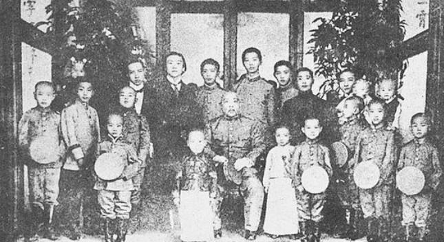 <em>袁府</em>总管陶树德亲眼目睹的，这位总管回忆，每天凌晨五点，袁世凯就起床了，他先要喝一