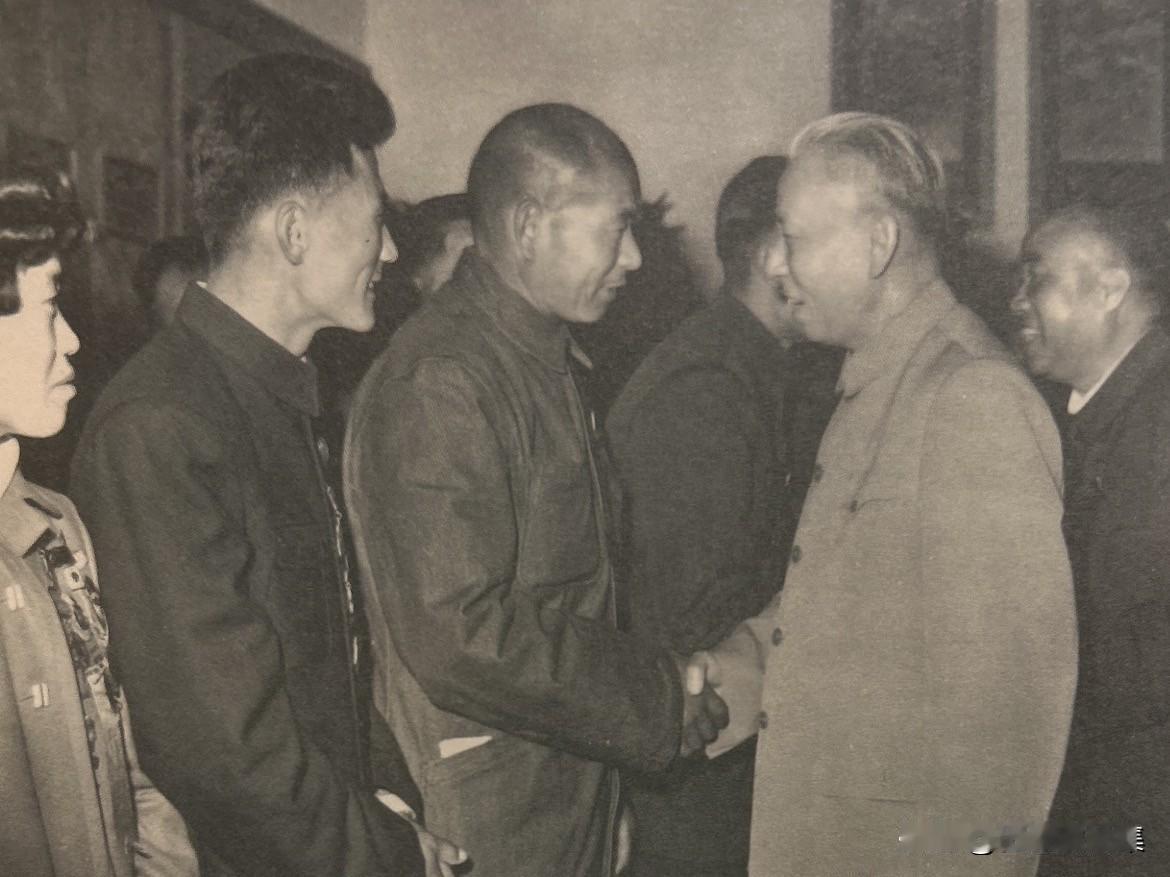 1959年6月，刘少奇和北京市劳动模范、掏粪工人时传祥亲切握手交流。刘少奇同志紧