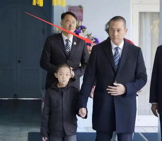 很多人看到现在的台北市长蒋万安在台面上活跃，就以为他是蒋家的正统继承人。但事实刚