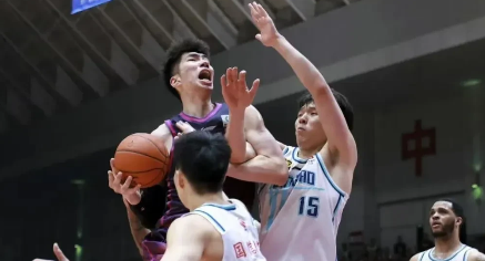 三场比赛下来，中国男篮这几名球员显然不合格。一、余嘉豪。又慢又软，进