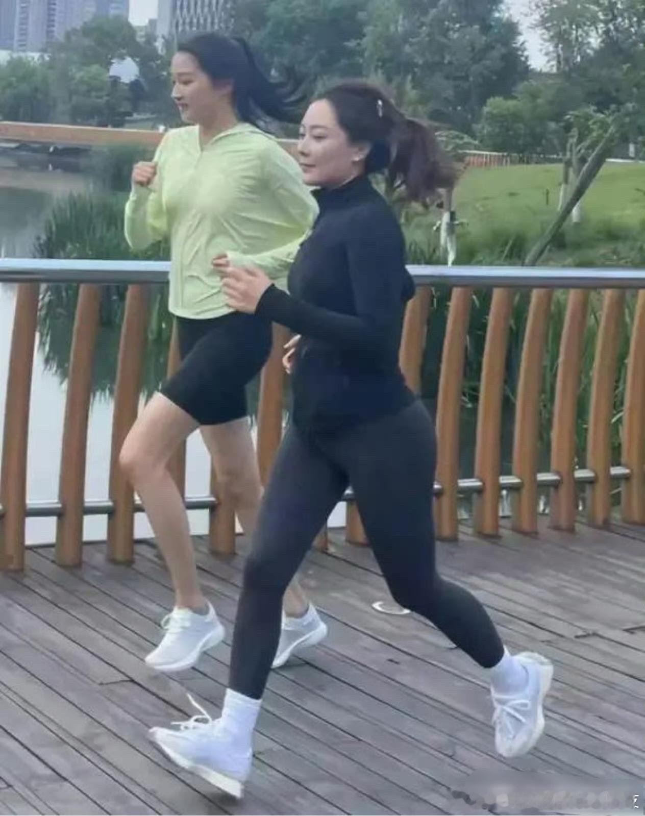 关晓彤公园晨跑，这腿长快抵得上全身的三分之二了