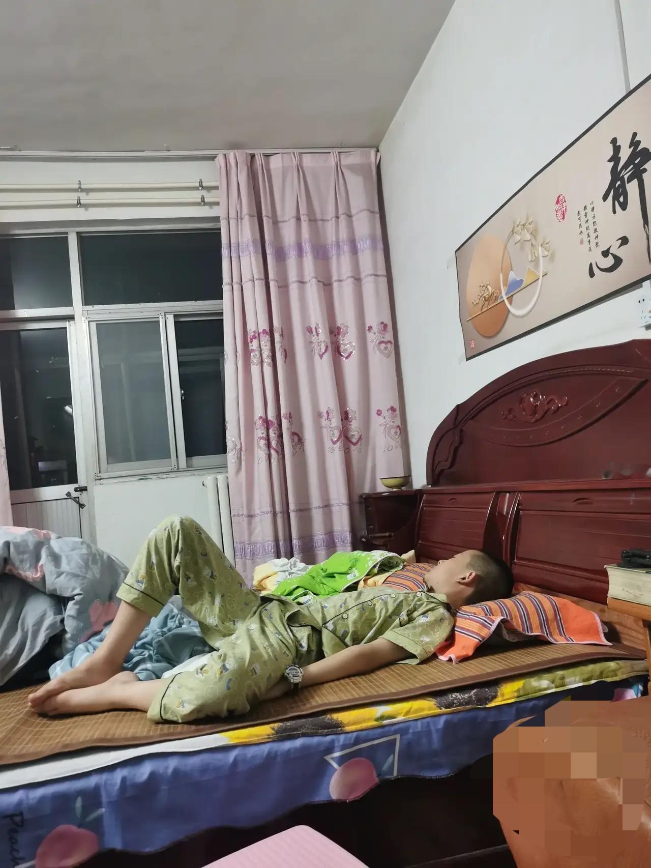 儿子12岁了，一直和我睡一个床，我老公在煤矿上上班，十天半月不回来一次，家里只有