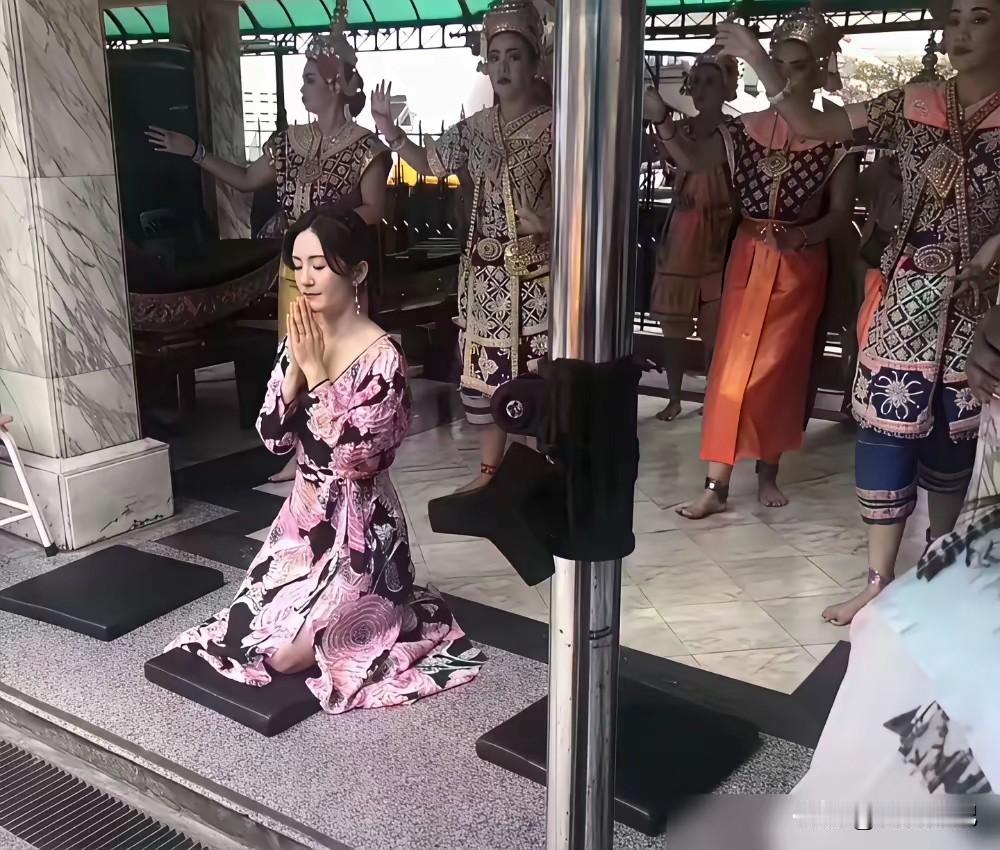别再盯着谢娜的裙子了，半个娱乐圈偷偷飞泰国，真相让人后背发凉你以为明星去泰国