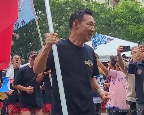国民党台中市长候选人江启臣今（3日）上午登记，他从台中市府出发，一路在雨中奔跑4