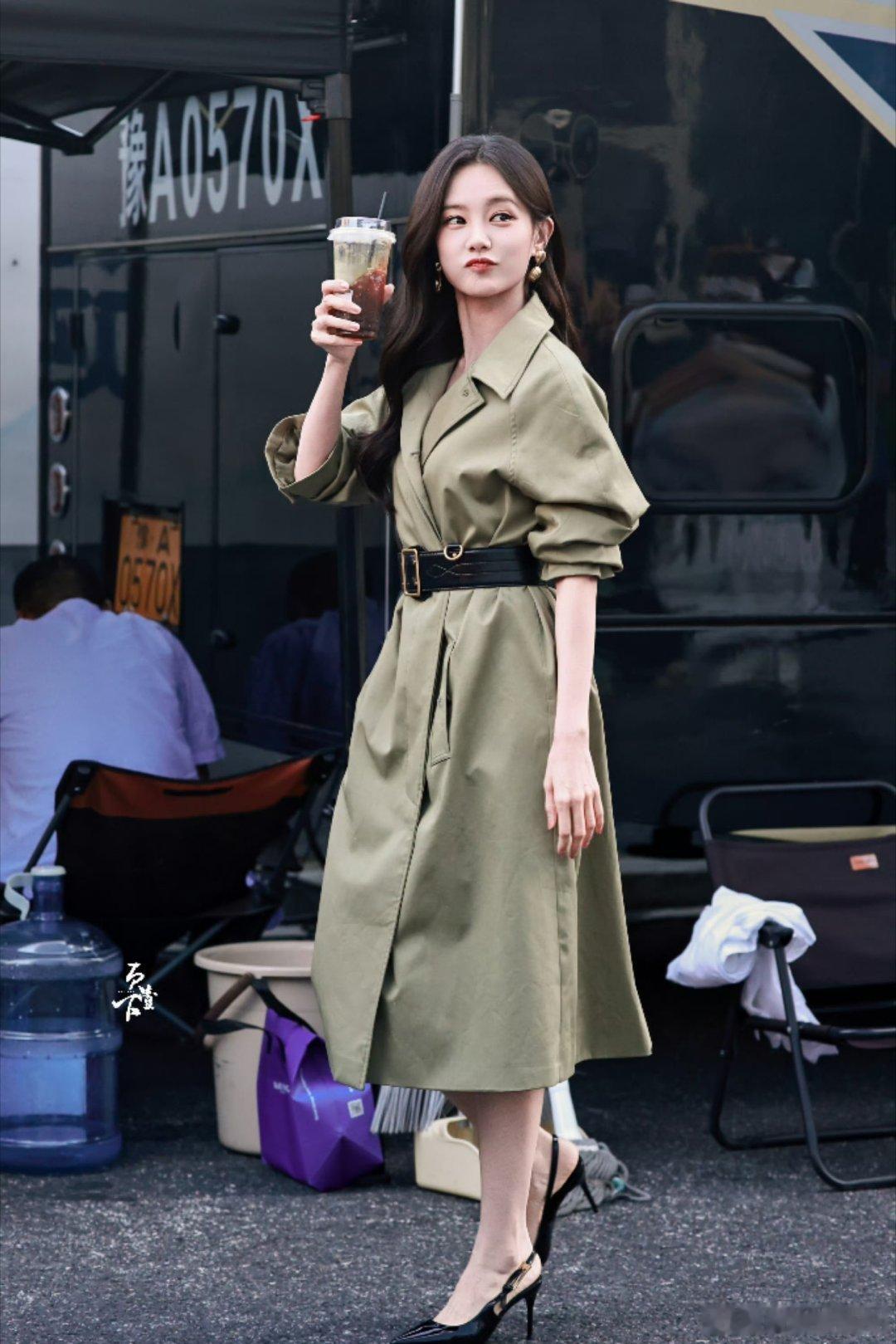 李一桐美人余职业装路透配着一杯咖啡简直就是都市丽人李一
