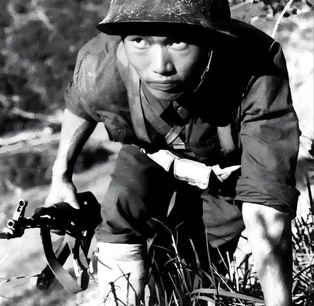 1984年，一22岁战士误闯入一个山洞，他发现里面竟都是女人身影。黑影闪动，长