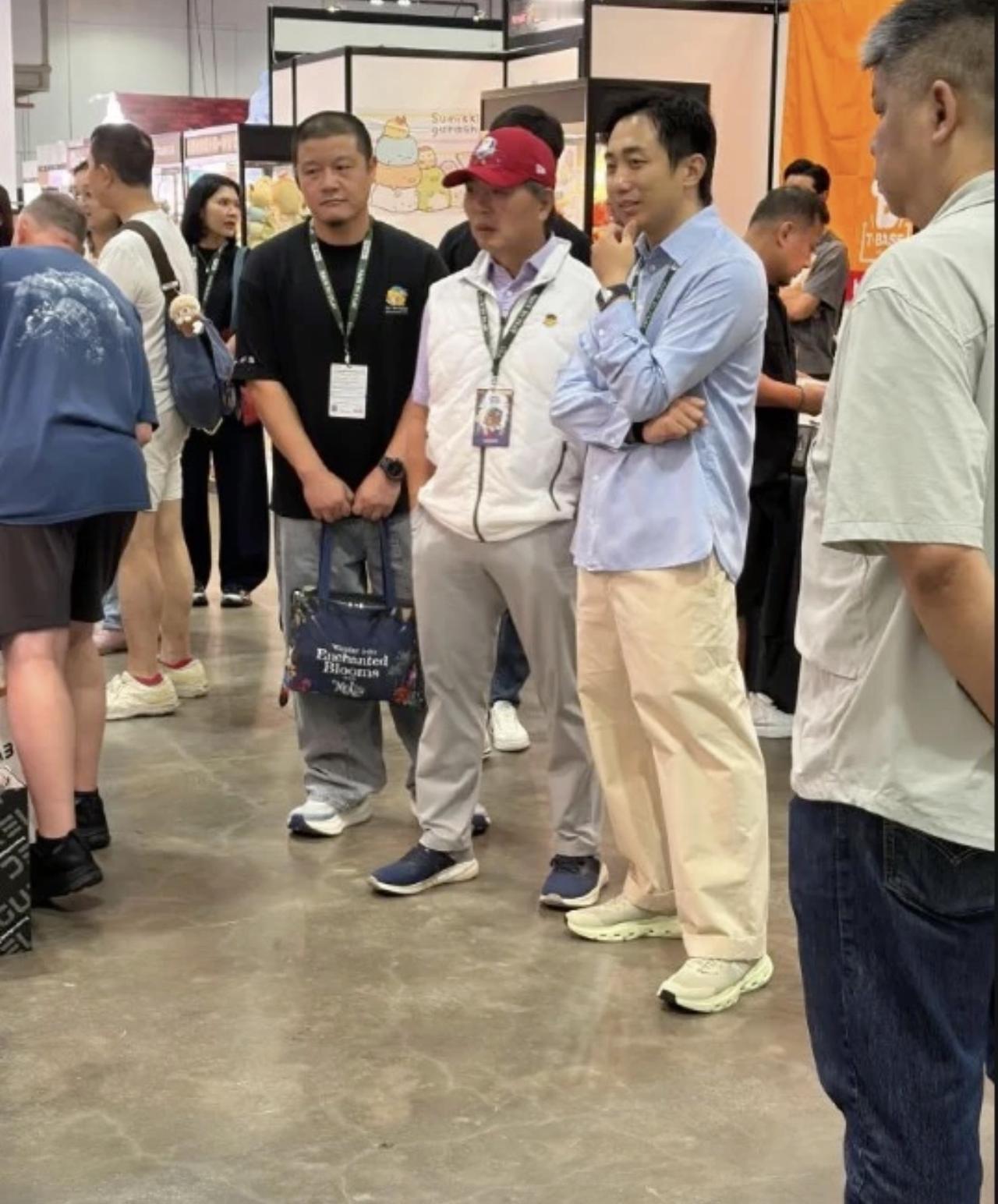 偶遇65岁的商业大佬段永平现身潮玩展，旁边跟着的是泡泡玛特创始人王宁，两人衣着打