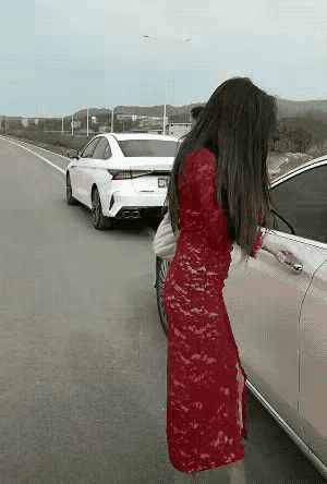 要多尴尬有多尴尬，千万别老低头玩手机了。