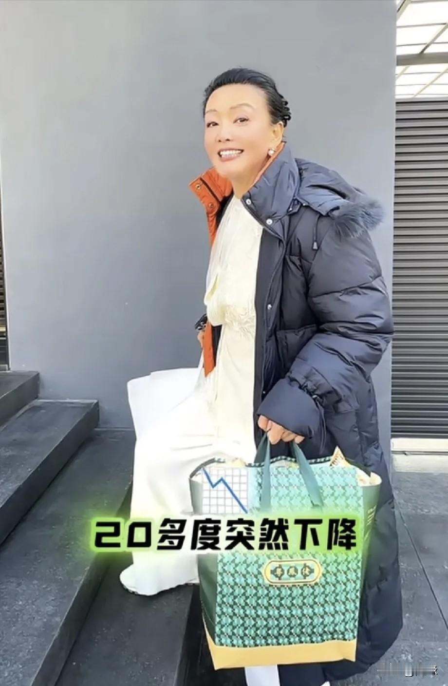 玥儿箖箖回北京了！孩子回来了，张兰心情特别的好，果然是隔辈亲！张兰一大早笑得