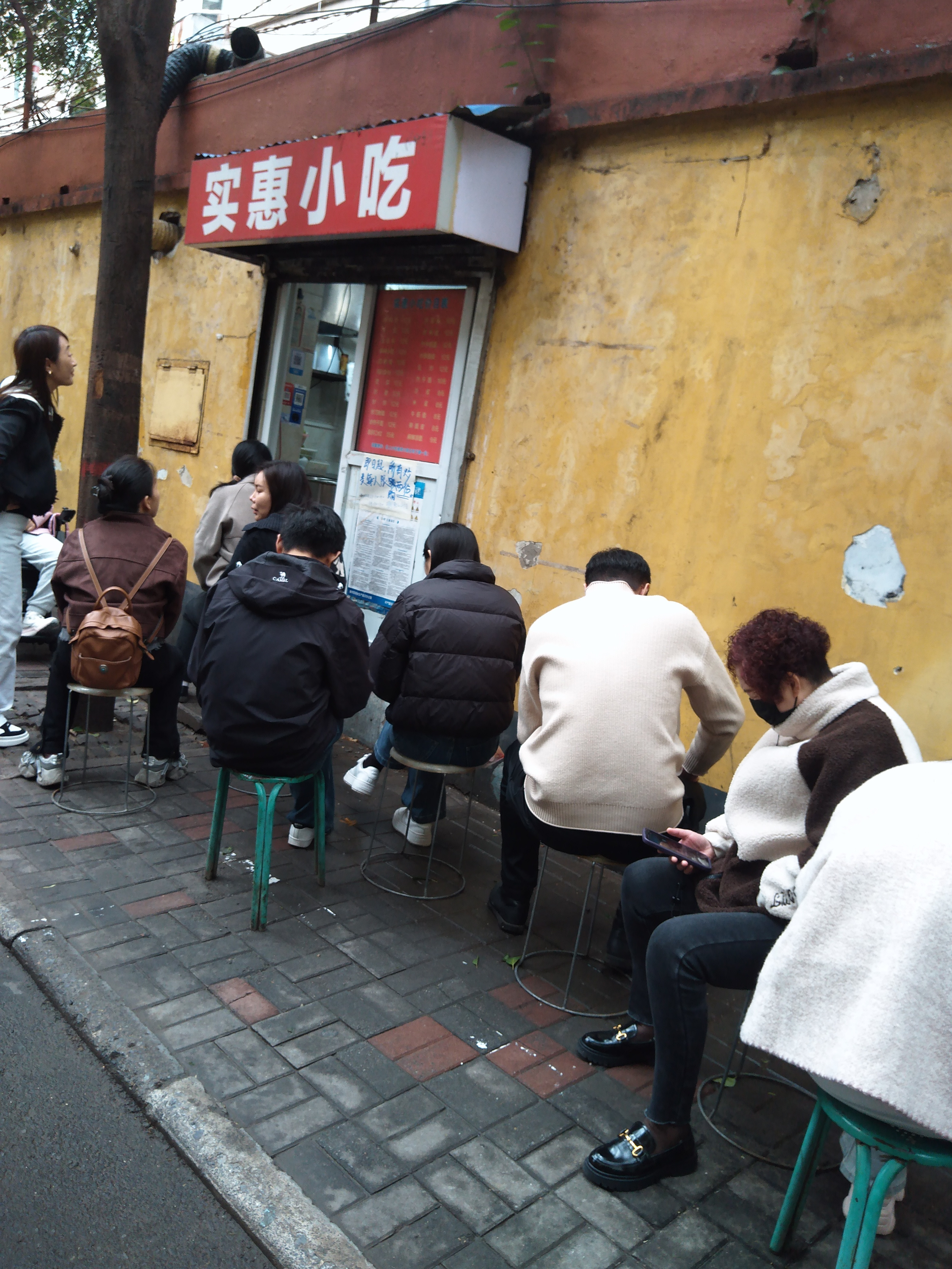 郑州一家小吃店突然爆火