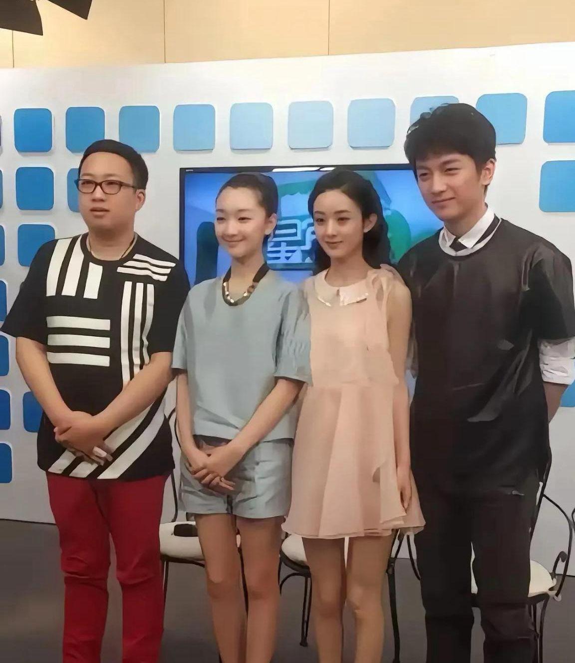 央视新闻请赵丽颖推荐日历，视频发出去没多久，销量就冲过了一万份。有人翻出一张旧