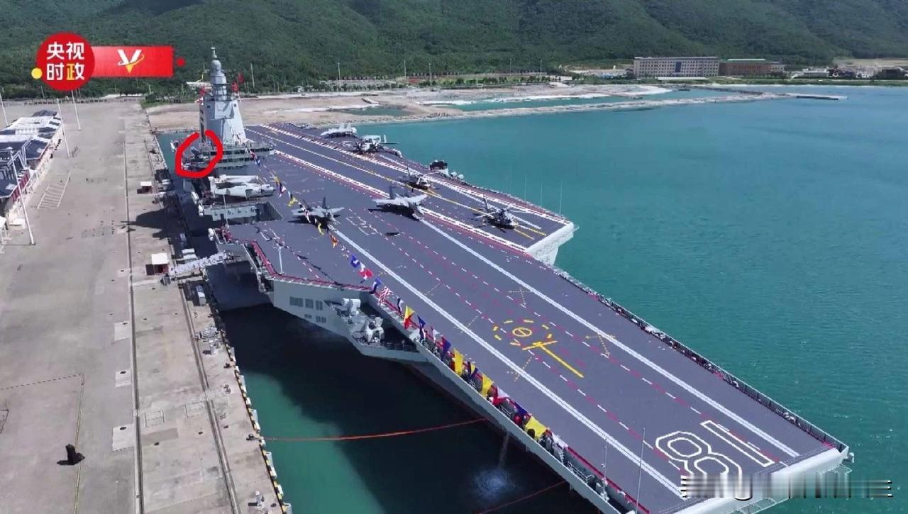 今天公布的福建舰正式服役，这飞行甲板上除了2架歼-35，2架歼-15T/D和两架