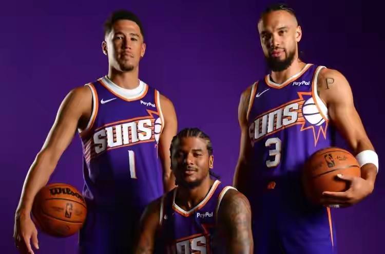 太阳0：2落后雷霆出在即，布克用两场比赛证明自己不配做球队老大。首轮系列赛前两场