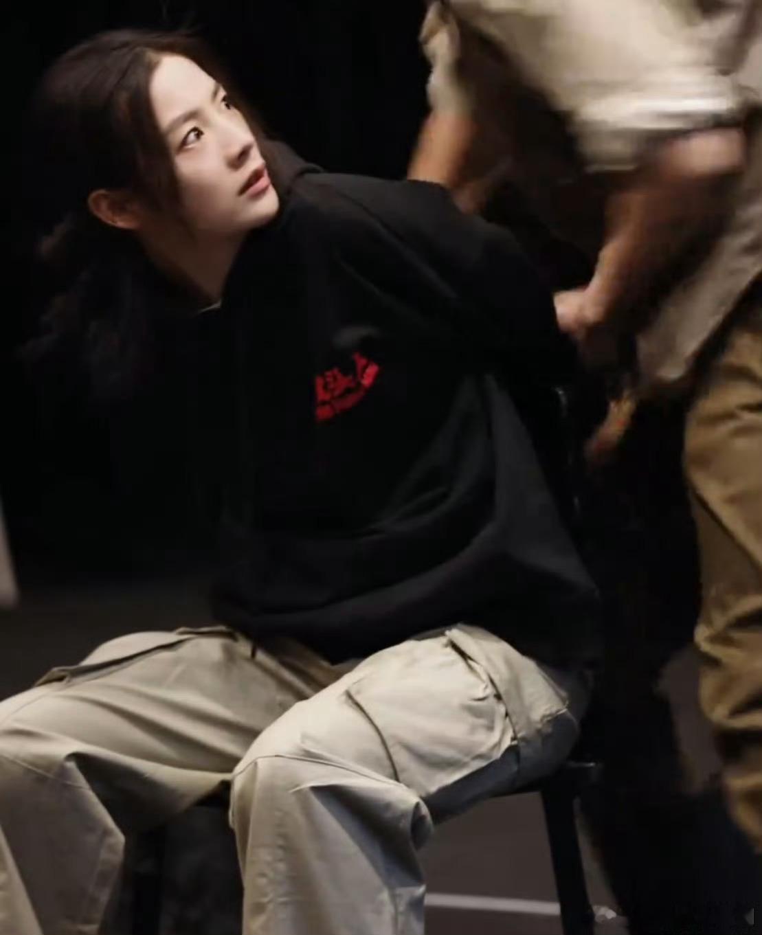 看陈丽君这段请自备纸巾陈丽君《枕头人》排练花絮太有冲击力！崩溃大哭、跪地不起，