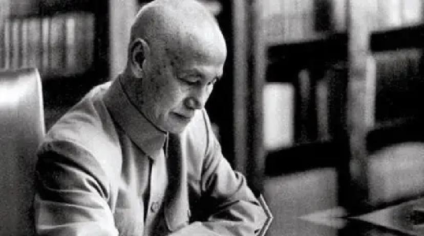 1975年4月，蒋介石躺在病床上，气若游丝。他突然抬眼看向宋美龄，艰难地