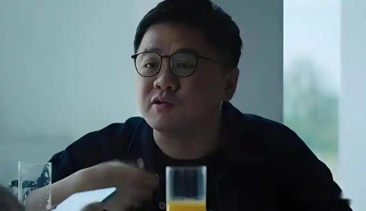 这个微胖的警察还挺可爱呢，就他这个样，估计演不了坏人。《危险关系》里，警察李