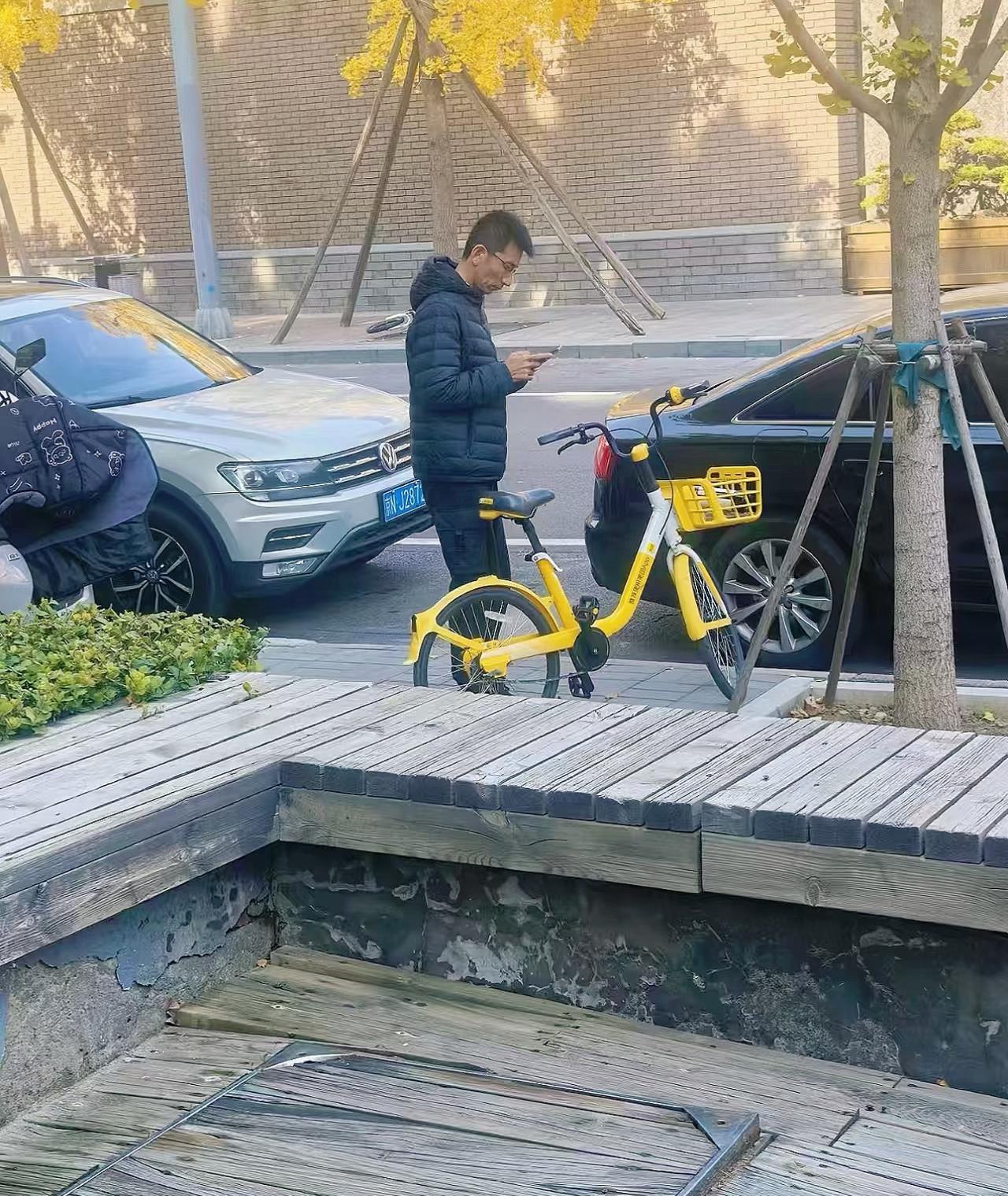 谁能想到这位在街边扫共享单车的小伙子坐拥几个亿的资产？近日，有网友在北京街边