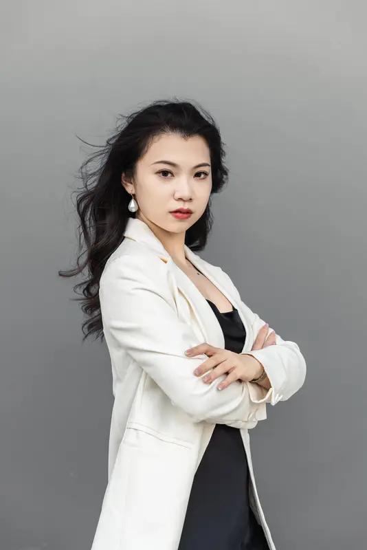 她的首要优势是精准切中了国民党的“团结刚需”。此前国民党因党产被清算、选举屡败，