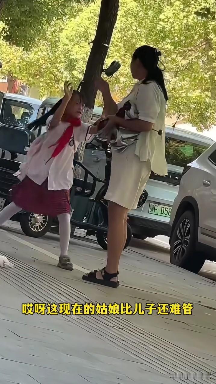 当一个妈妈太难了！女孩一放学就让妈妈拿手机给她玩，妈妈不给，她就撒泼打滚，恨铁不