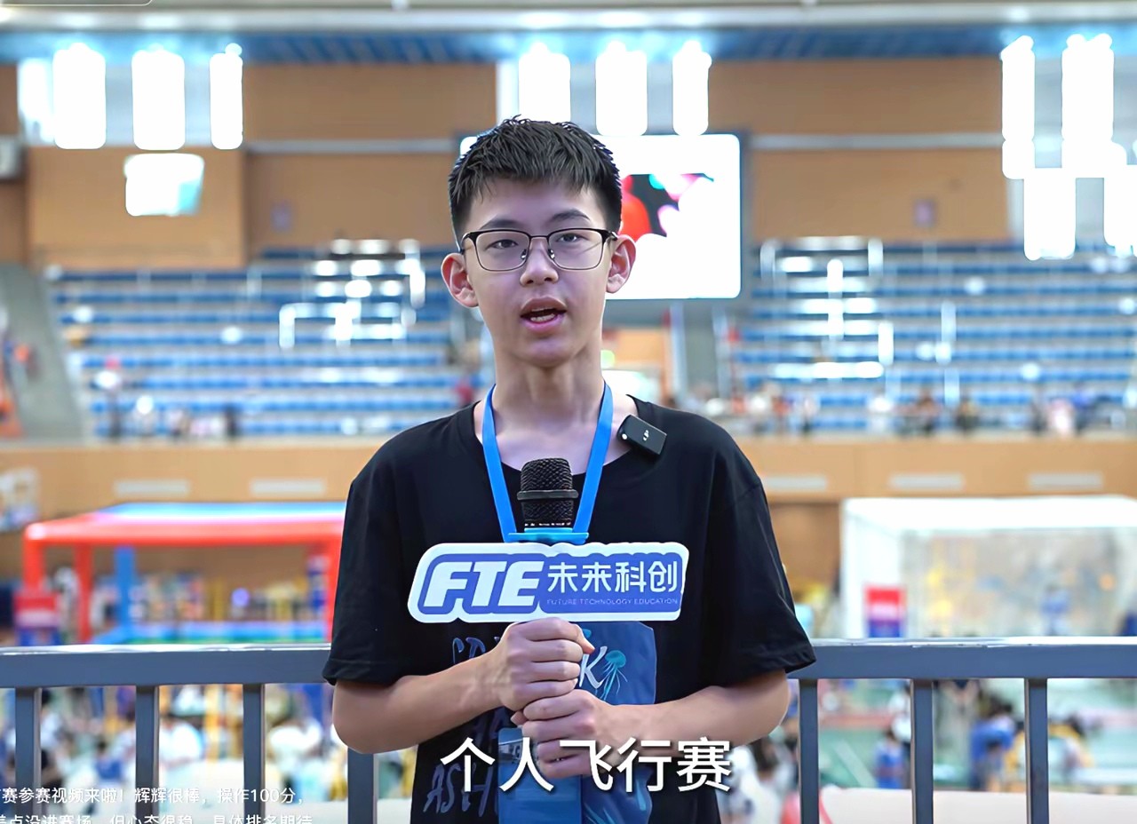 孙海洋家的小儿子孙辉最近在全国青少年无人机大赛上亮相，这孩子真是越长越精神，眉眼