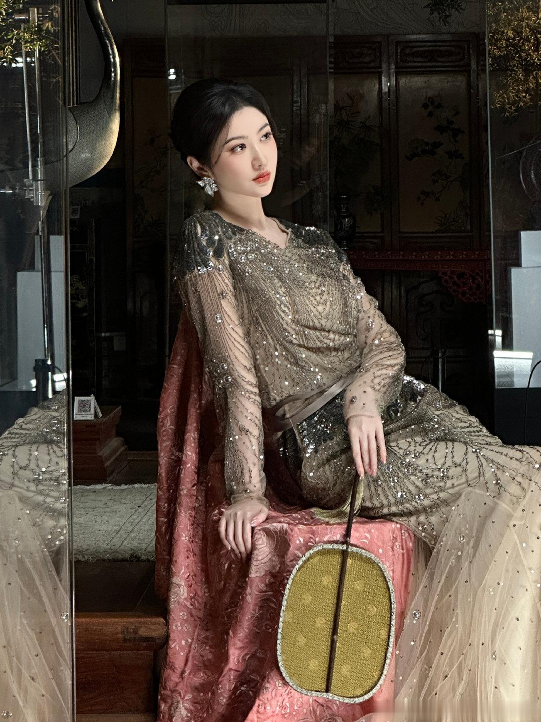 有博主推#景甜#曾是仙人，下来后隐名大哥护着是还情，和冠军、孙割都有前世爱恨情仇未了情的纠葛，下来就