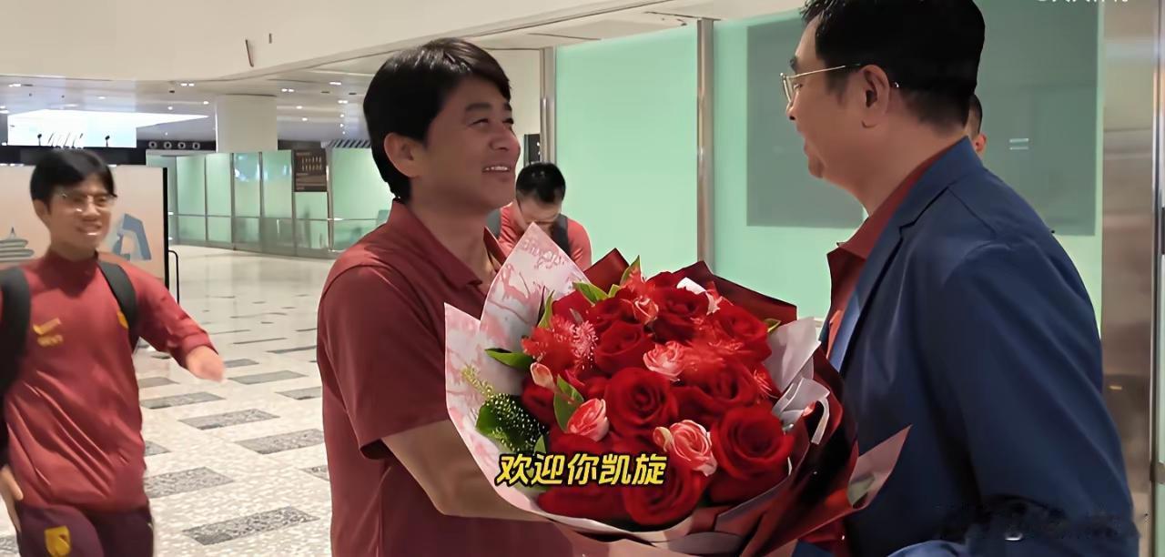看看这接机场面不要担心浮岛敏的未来看看中国U17回国的接机场面，那些喊着