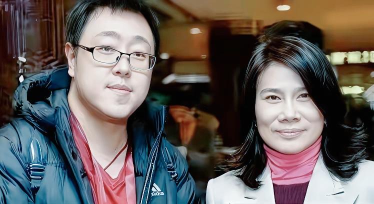 董明珠与儿子董东东的合影。