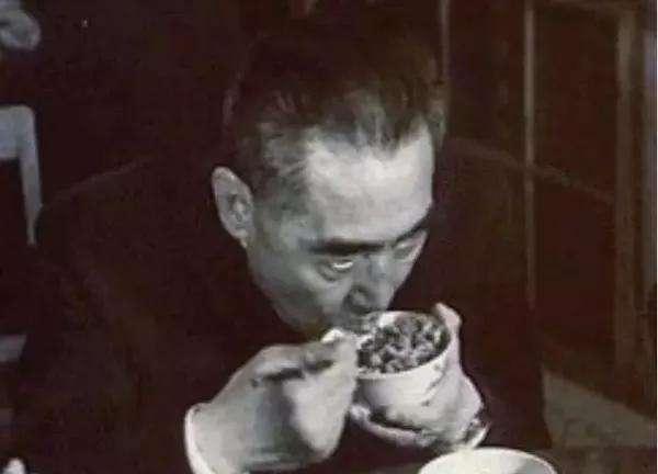 周恩来身后不留墓不留财，六个“无”为何被记住？1976年，周恩来逝世。追悼会结