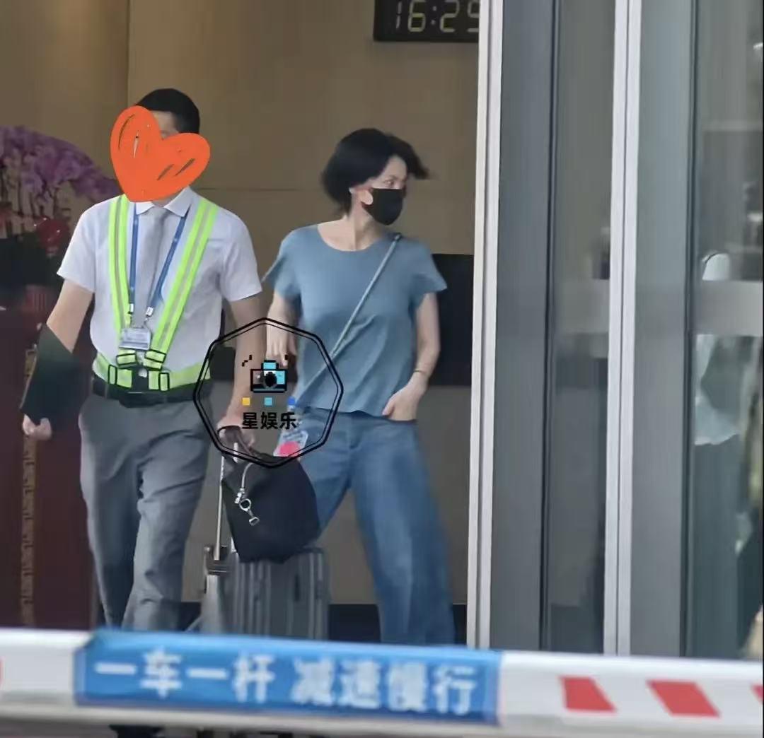 王菲还是为自己种的苦果买了单！放下了身段飞去云南找女儿李嫣，亲自接她回北京，