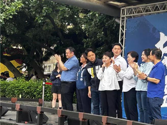 台选委会20日晚间宣布通过24名蓝委第二阶段罢免审查，国民党战斗蓝召集人赵少康号