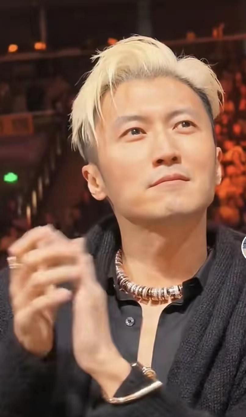 微博之夜的红毯上，珠光宝气织成一片星海。他却顶着一头桀骜黄发，带着一张全场最“