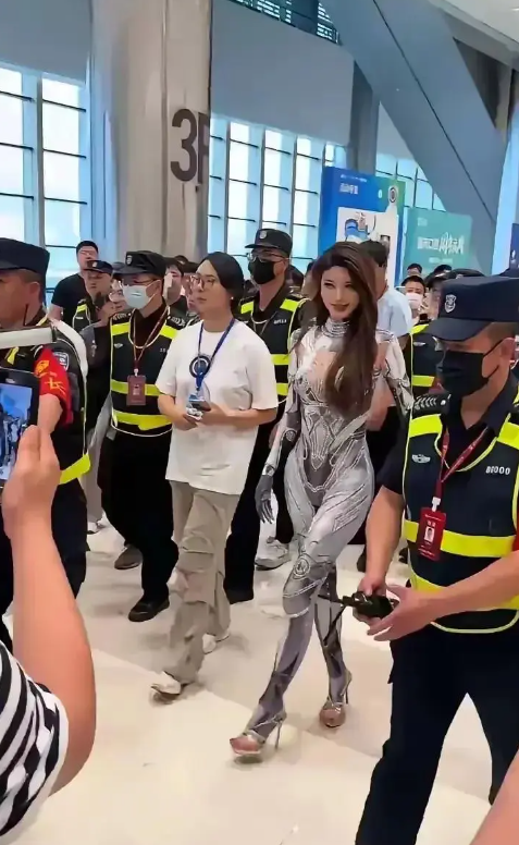 这身衣服的价格比不上那张脸吧？
