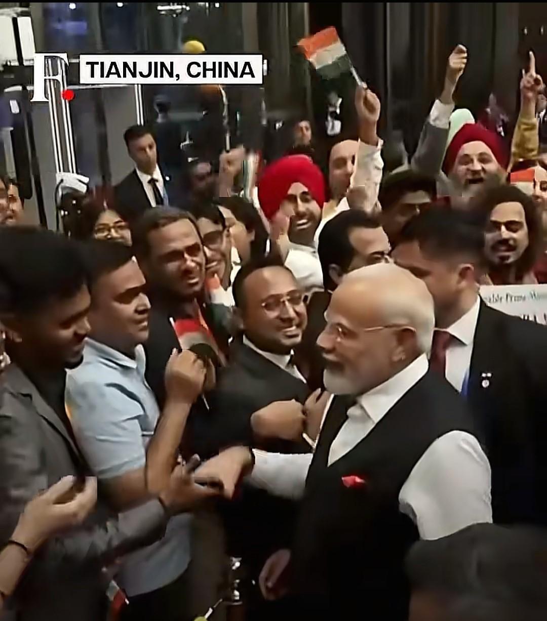 莫迪访华，在天津期间与欢迎他的印度裔握手，旁边的保镖尽职尽责。有两个黑黑的印度裔
