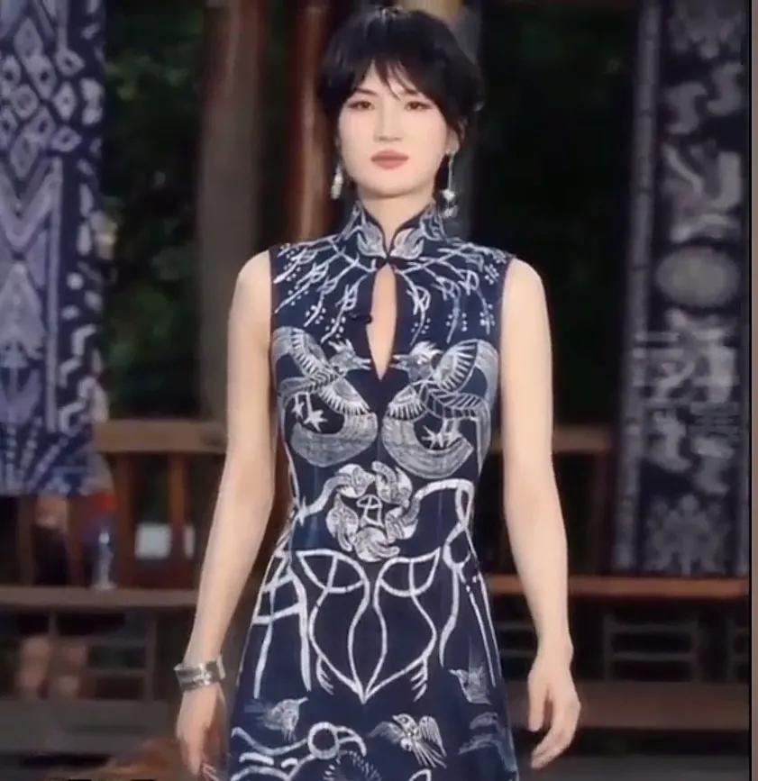二公主驾到！一身蜡染旗袍，领口是立领，带有别致的开衩设计，无袖款式，行走中兼具
