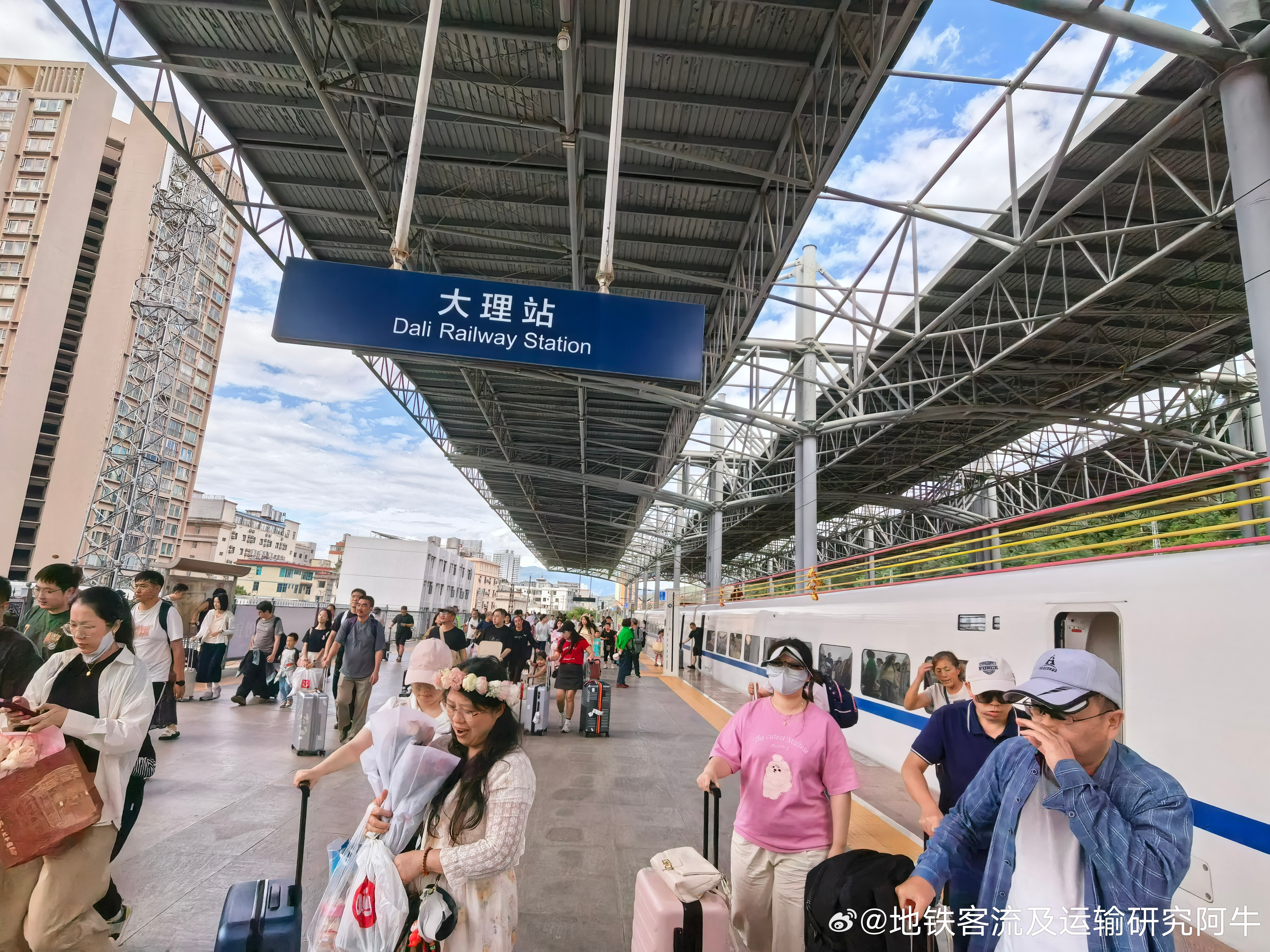 大理站网友：今日大理站，到达旅客非常多。